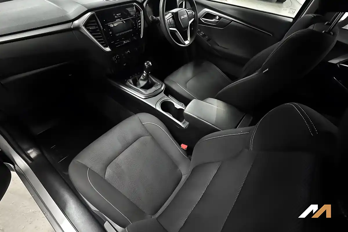 Used 2021 Isuzu D-Max DL20 Silver - Interior and Exterior details 12