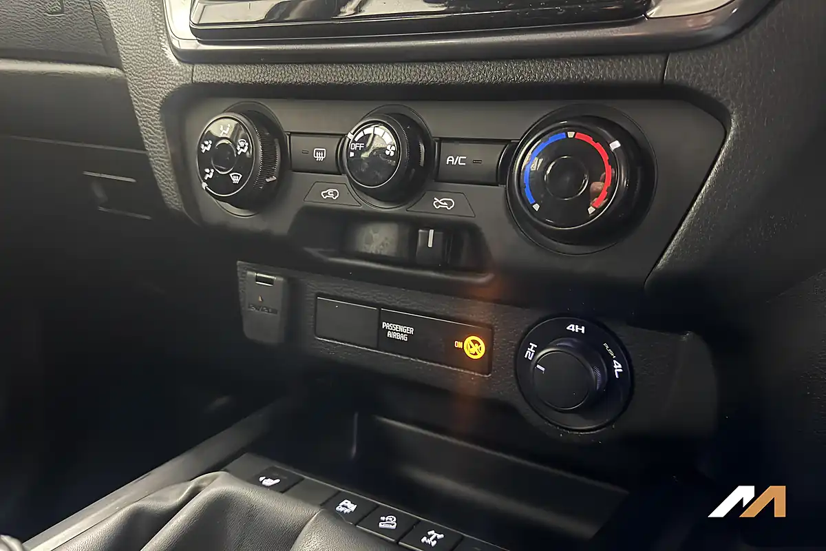 Used 2021 Isuzu D-Max DL20 Silver - Interior and Exterior details 15
