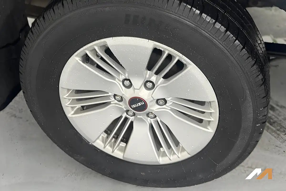Used 2021 Isuzu D-Max DL20 Silver - Interior and Exterior details 7