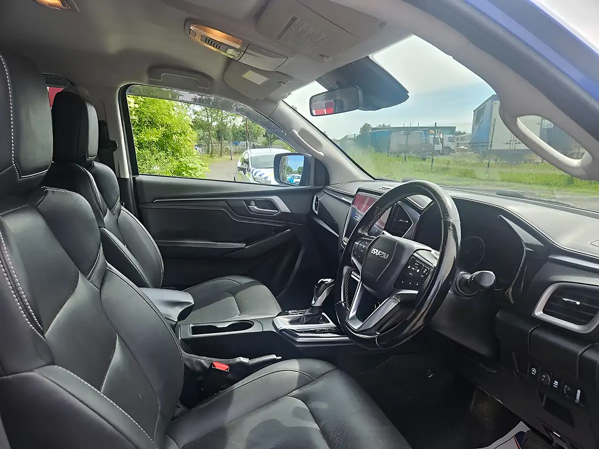 Used 2021 Isuzu D-Max DL40 Blue - Interior and Exterior details 12