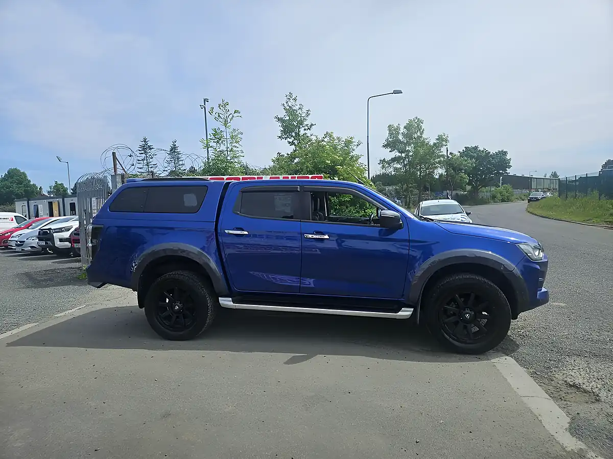 Used 2021 Isuzu D-Max DL40 Blue - Interior and Exterior details 2