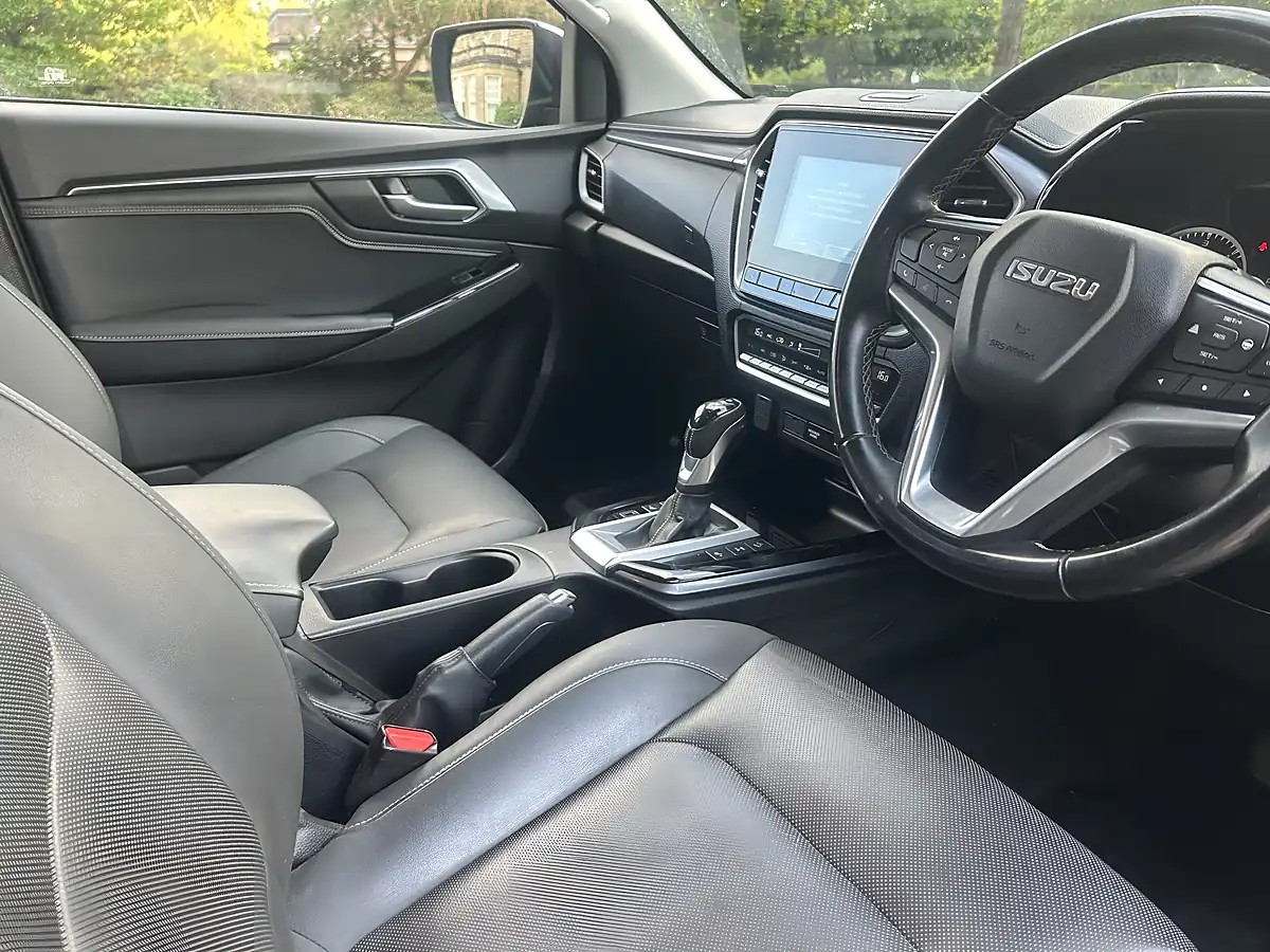 Used 2021 Isuzu D-Max DL40 Metallic Sapphire Blue - Interior and Exterior details 19