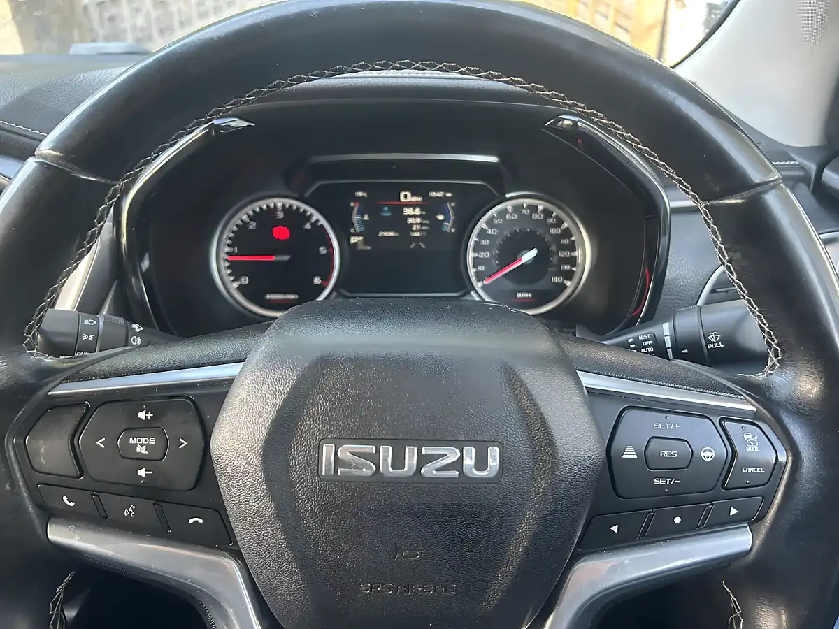 Used 2021 Isuzu D-Max DL40 Metallic Sapphire Blue - Interior and Exterior details 7