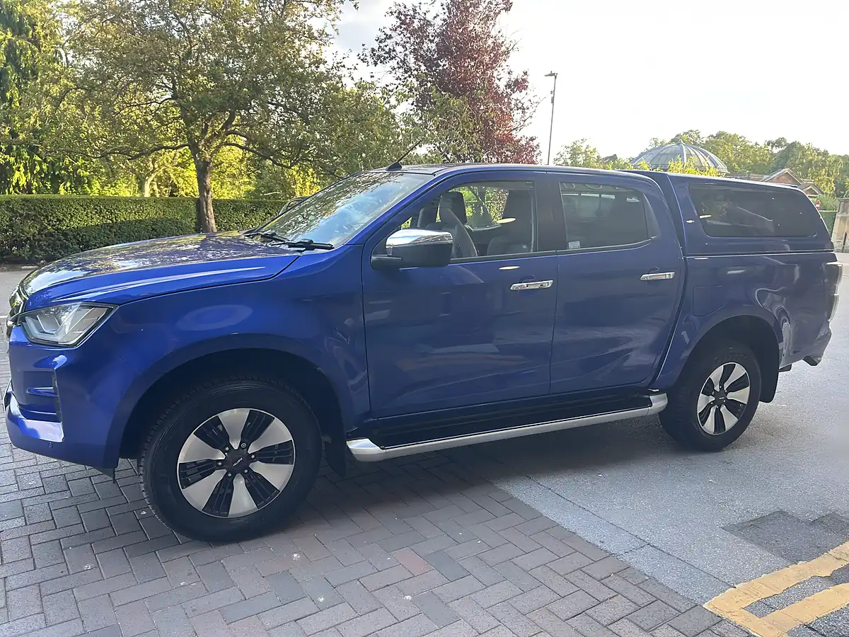 Used 2021 Isuzu D-Max DL40 Metallic Sapphire Blue - Interior and Exterior details 8