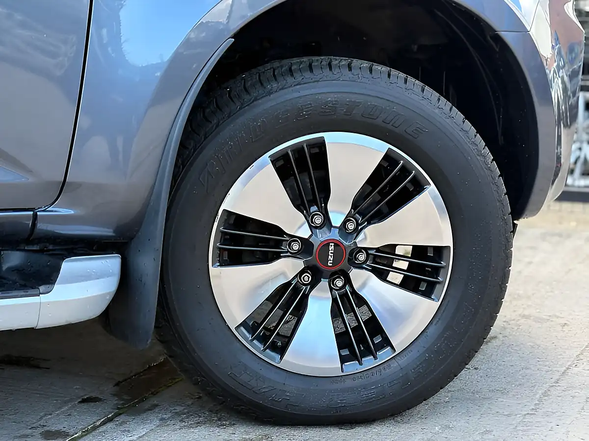 Used 2021 Isuzu D-Max DL40 Obsidian Grey - Interior and Exterior details 11