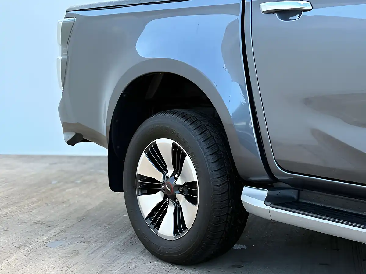 Used 2021 Isuzu D-Max DL40 Obsidian Grey - Interior and Exterior details 14
