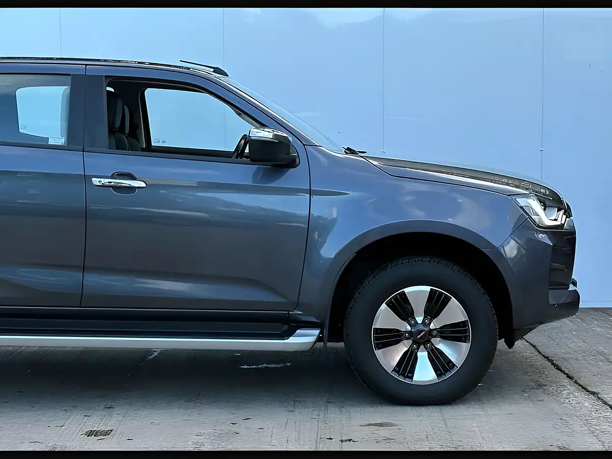 Used 2021 Isuzu D-Max DL40 Obsidian Grey - Interior and Exterior details 15