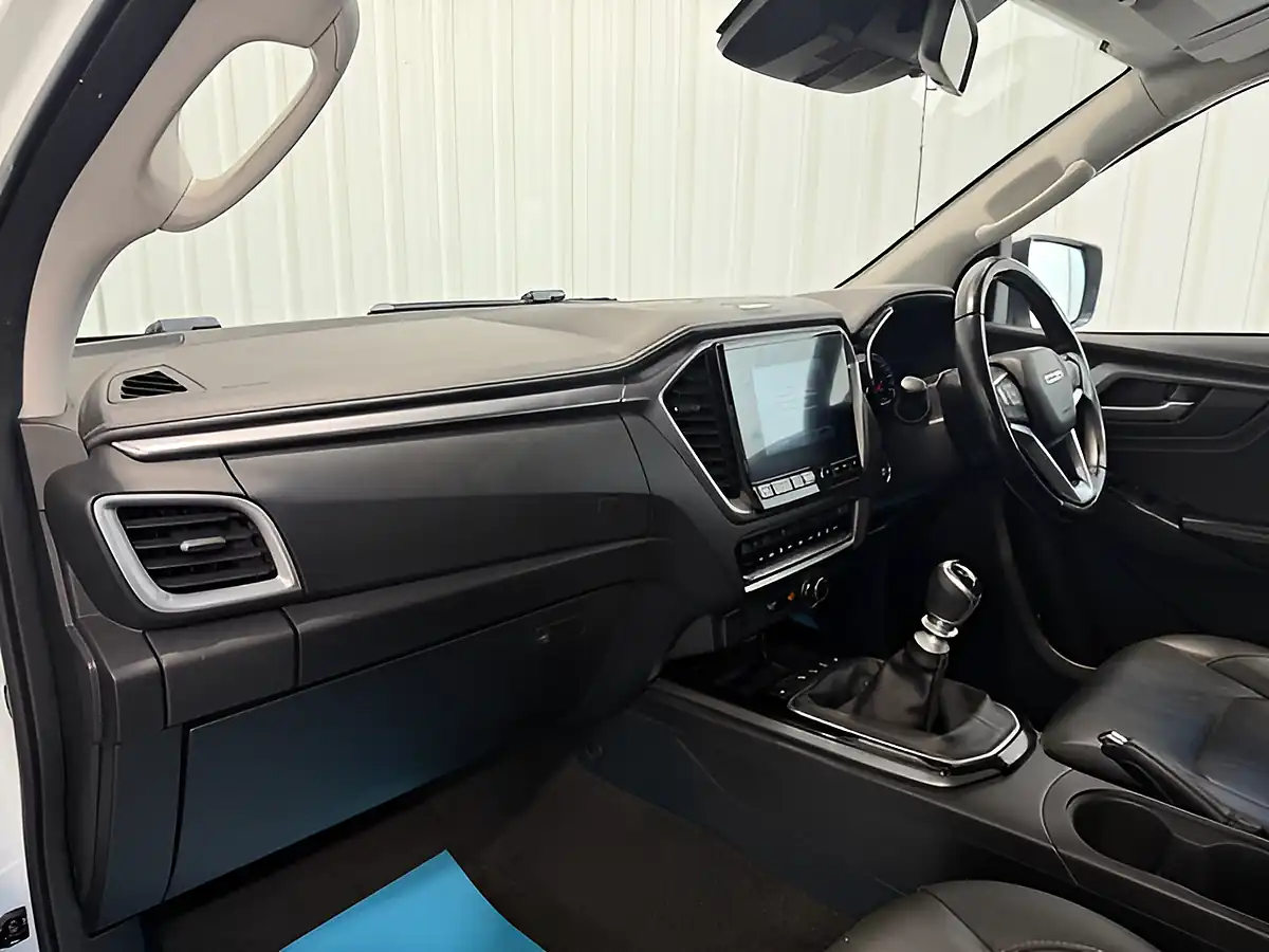 Used 2021 Isuzu D-Max DL40 White - Interior and Exterior details 10