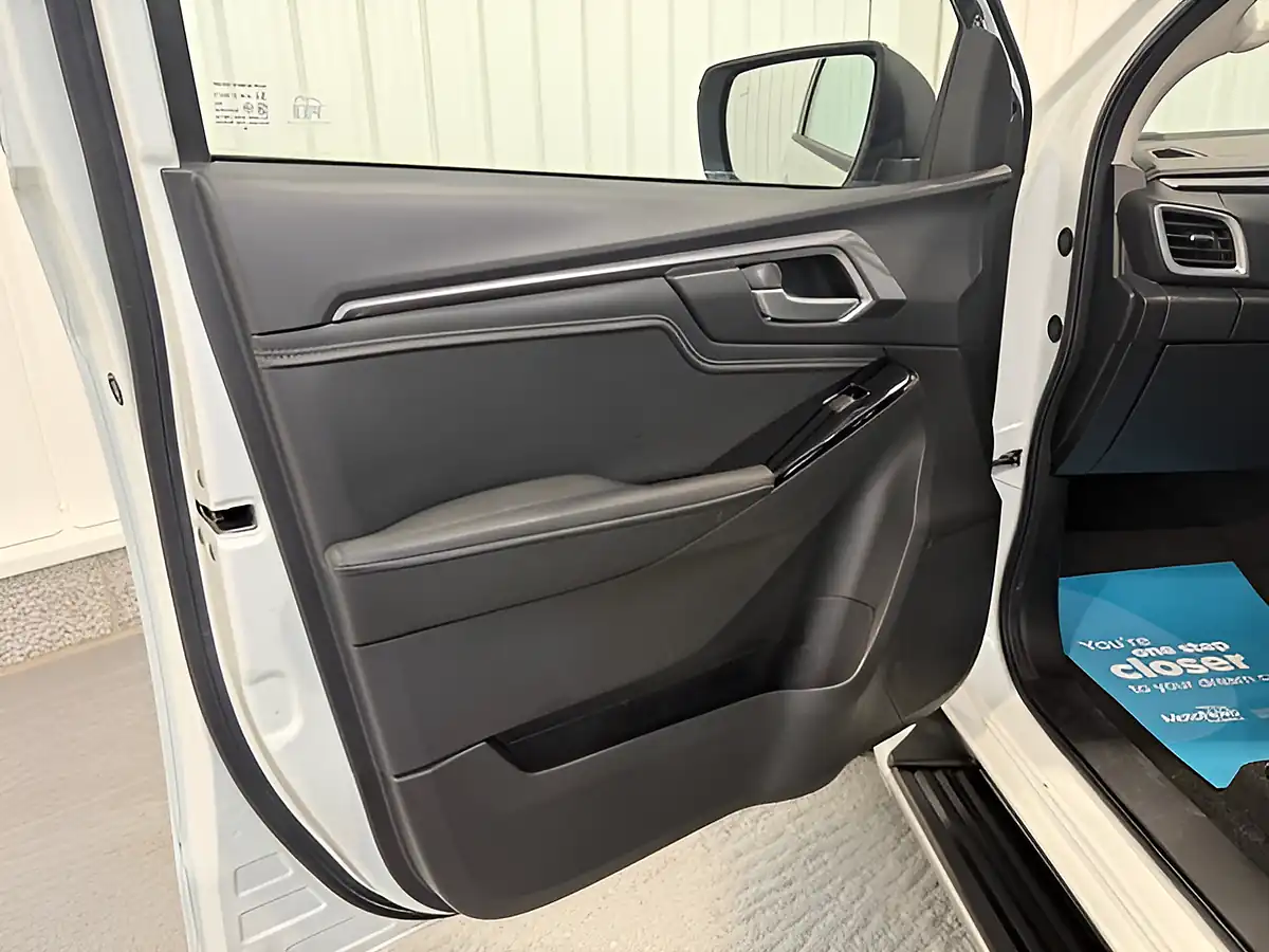 Used 2021 Isuzu D-Max DL40 White - Interior and Exterior details 11