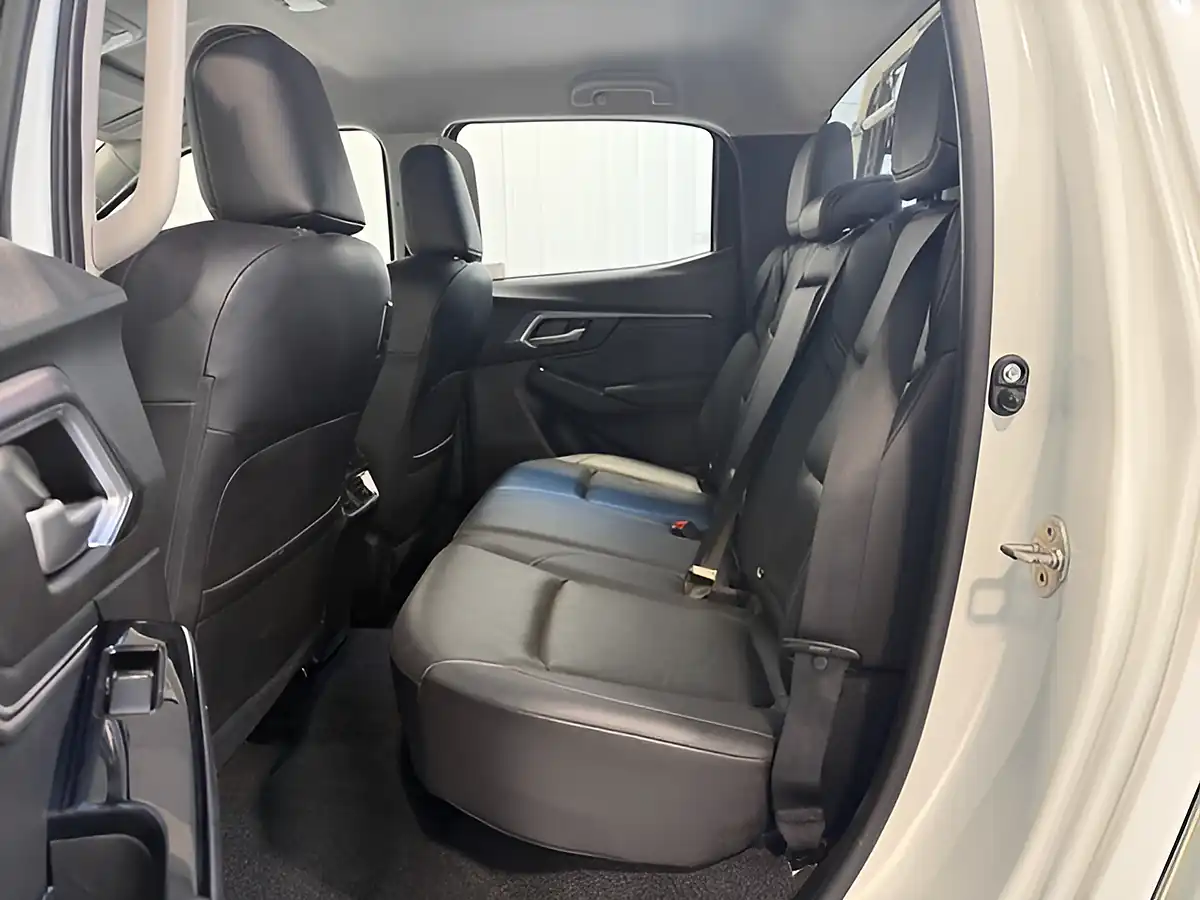 Used 2021 Isuzu D-Max DL40 White - Interior and Exterior details 12