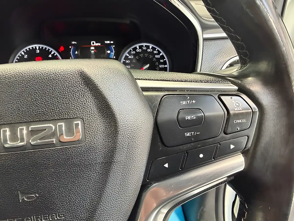 Used 2021 Isuzu D-Max DL40 White - Interior and Exterior details 16