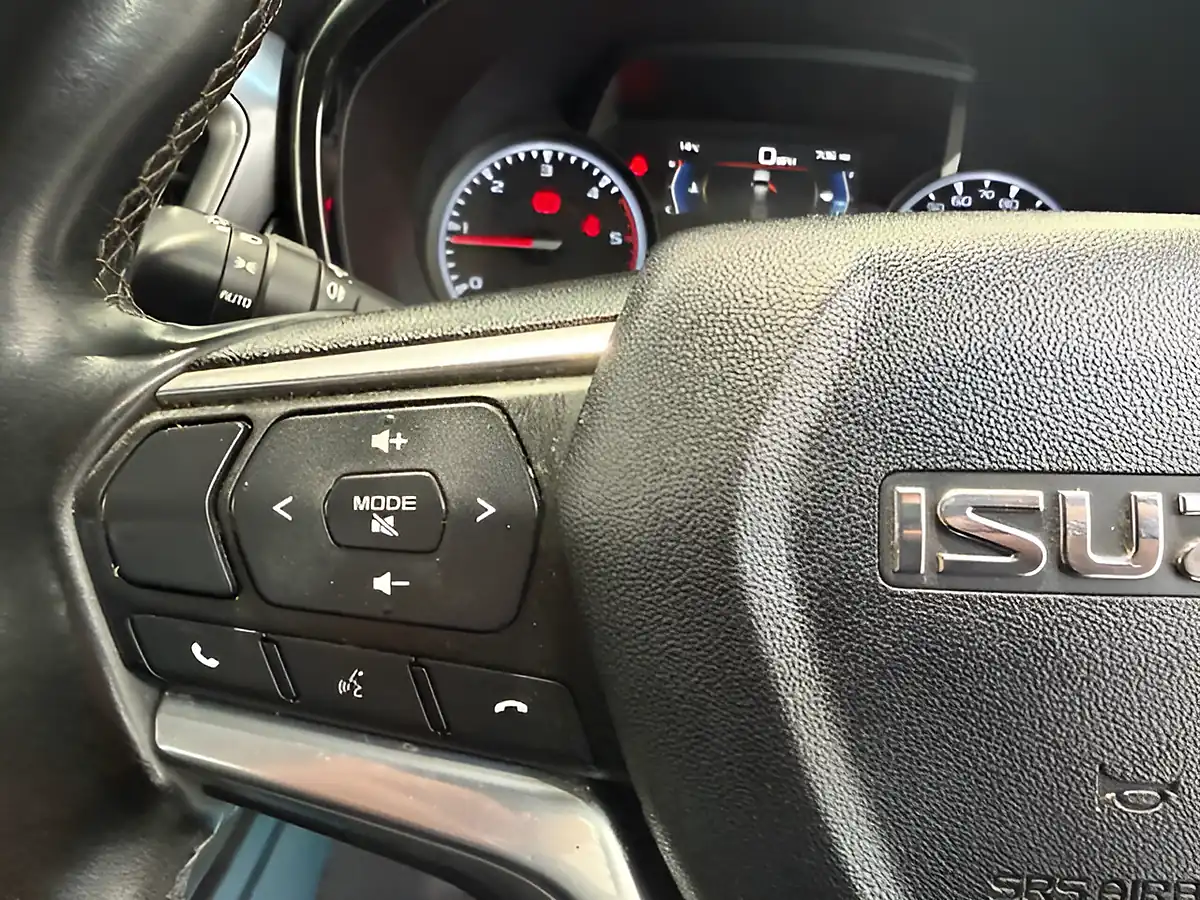Used 2021 Isuzu D-Max DL40 White - Interior and Exterior details 17