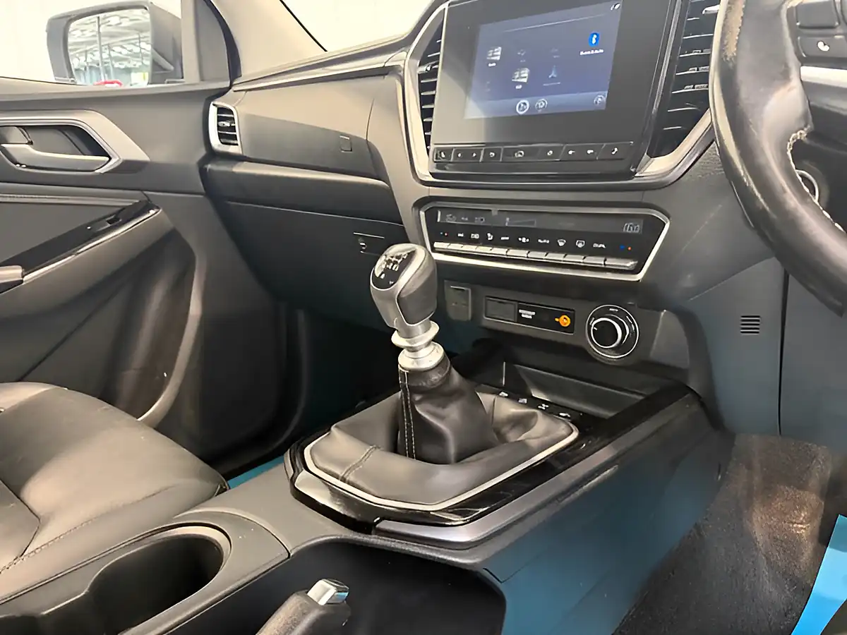 Used 2021 Isuzu D-Max DL40 White - Interior and Exterior details 20