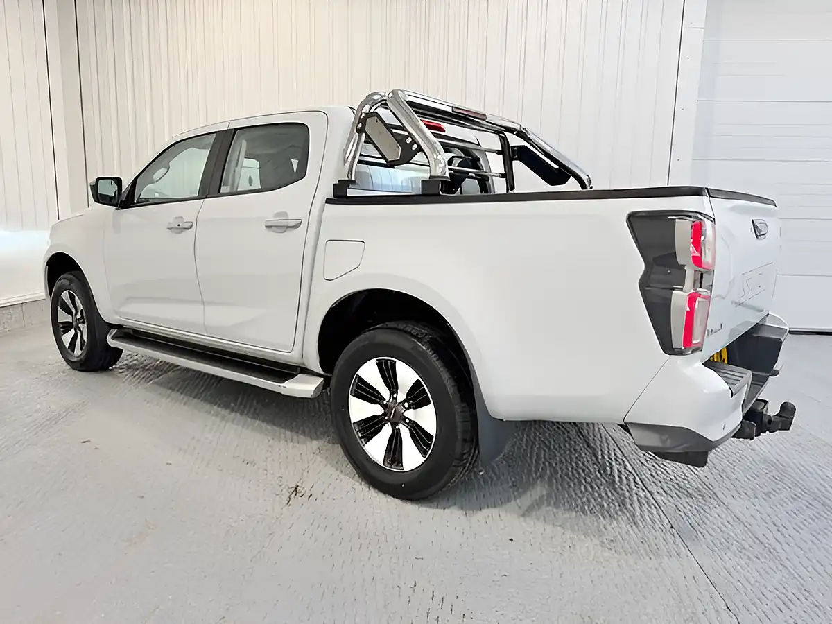 Used 2021 Isuzu D-Max DL40 White - Interior and Exterior details 5