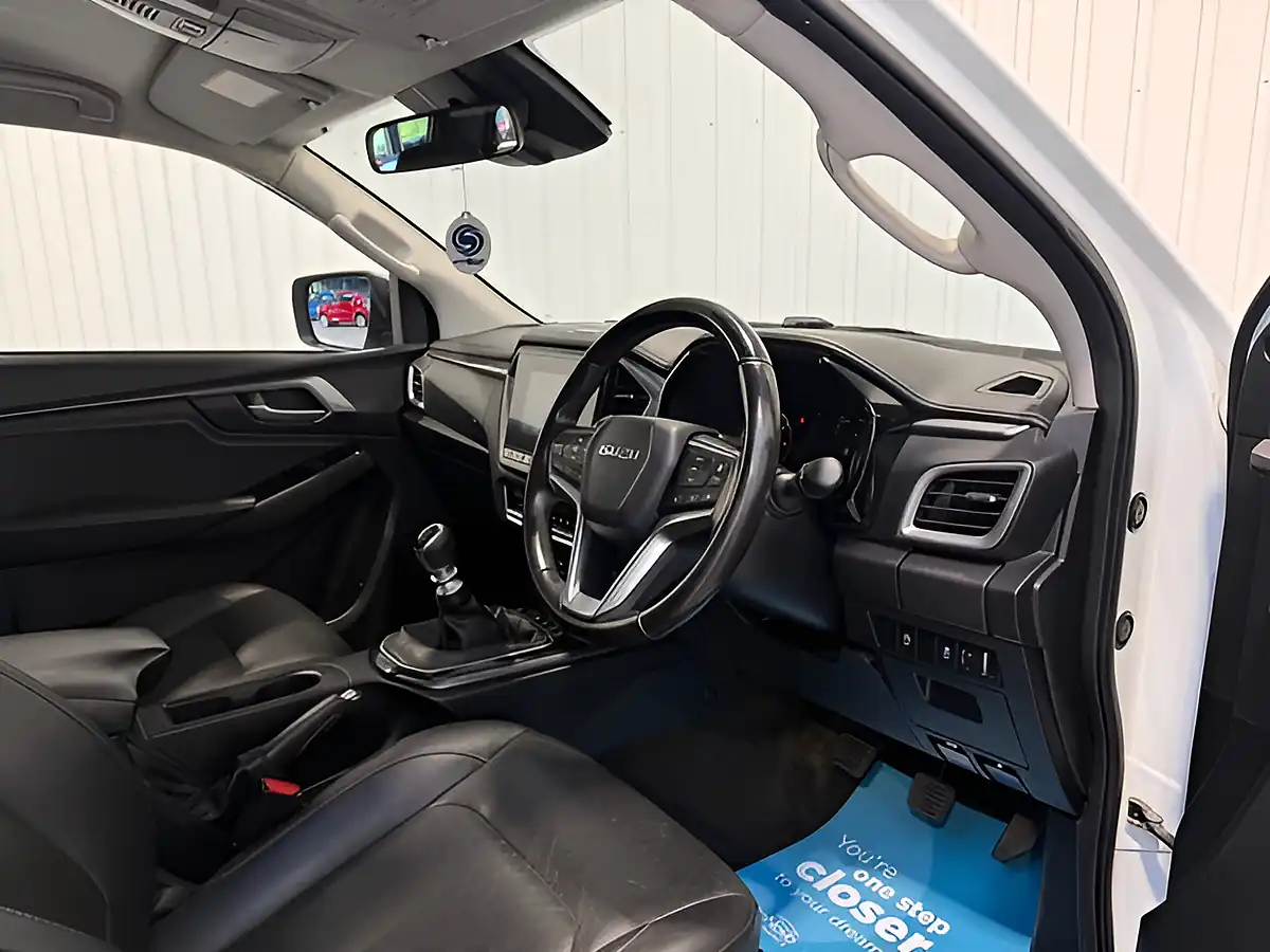 Used 2021 Isuzu D-Max DL40 White - Interior and Exterior details 9
