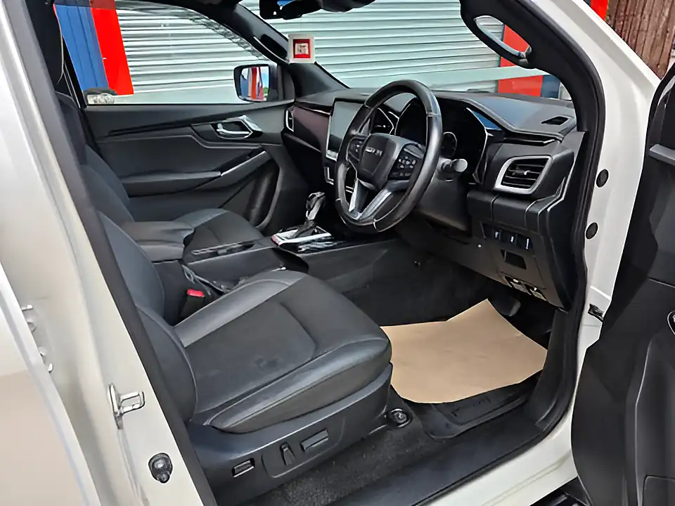 Used 2021 Isuzu D-Max V-Cross White - Interior and Exterior details 12