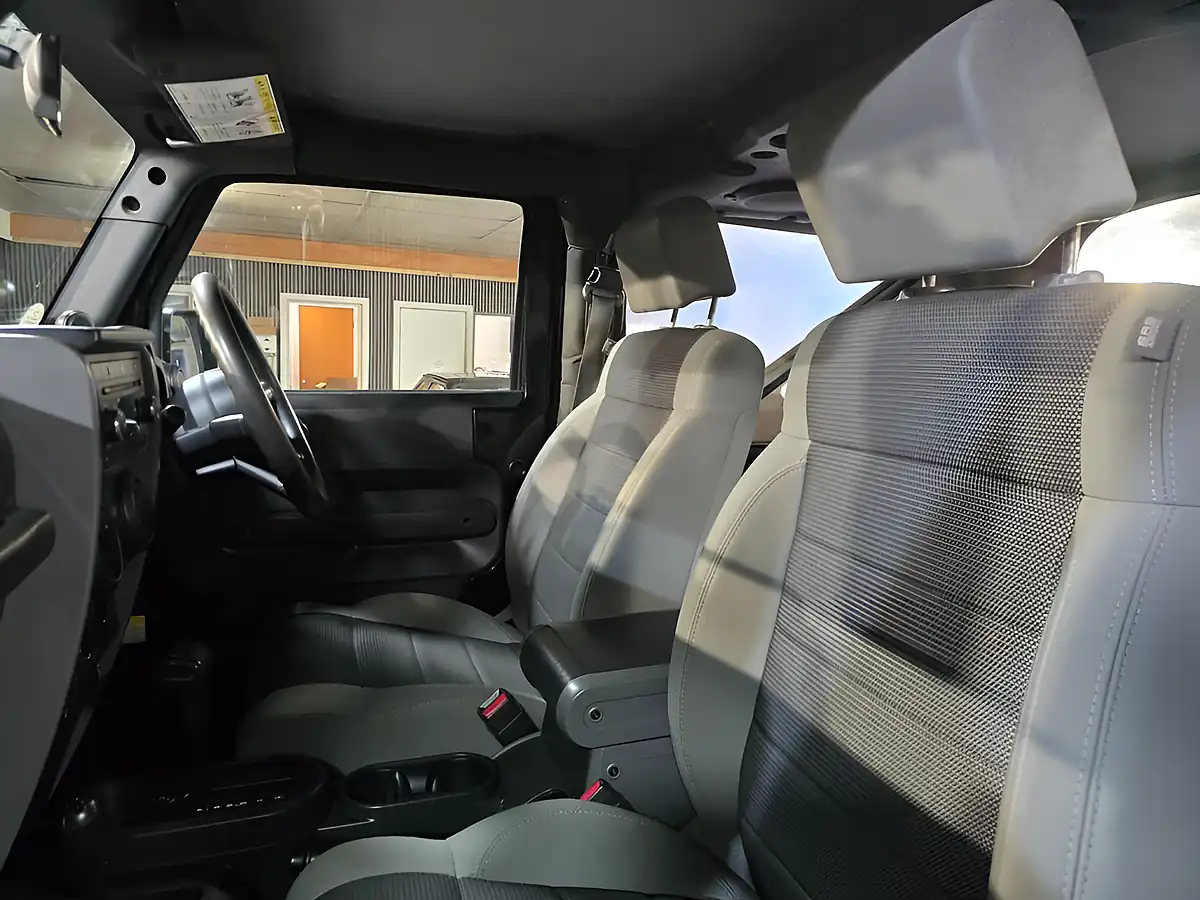 Used 2021 Jeep Wrangler Rubicon Black - Interior and Exterior details 9