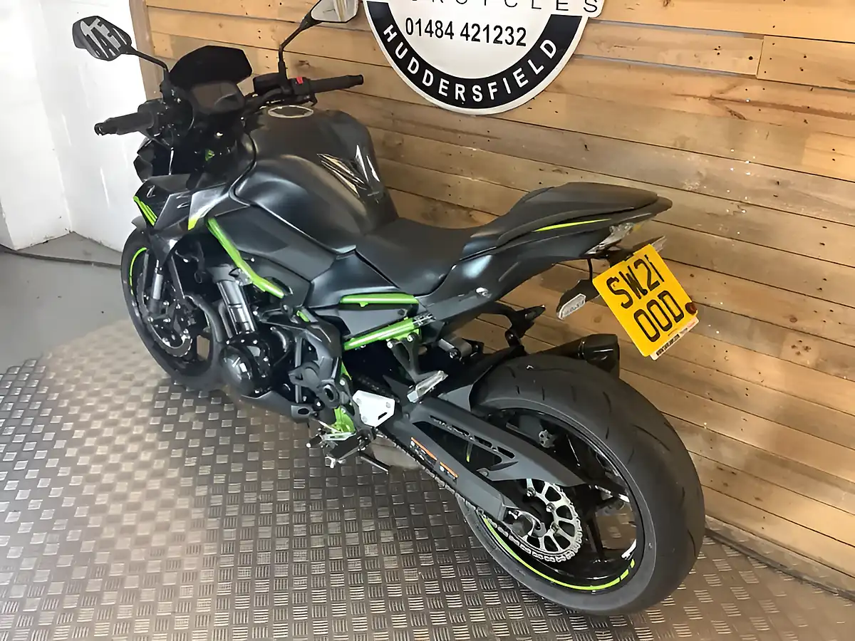 Used 2021 Kawasaki Z 900 Se Supernaked Green - Interior and Exterior details 6