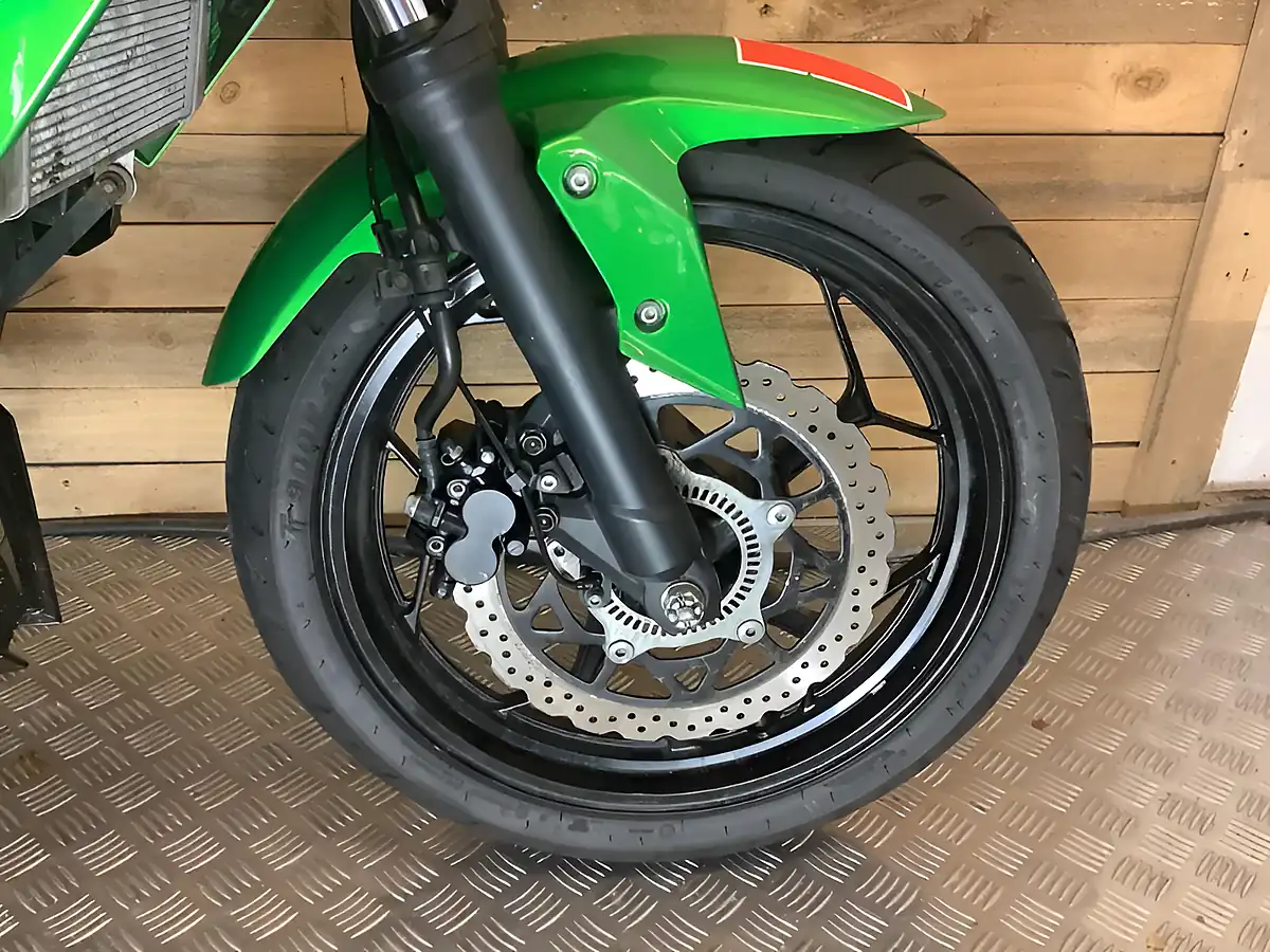 Used 2021 Kawasaki Z Supernaked Green - Interior and Exterior details 19