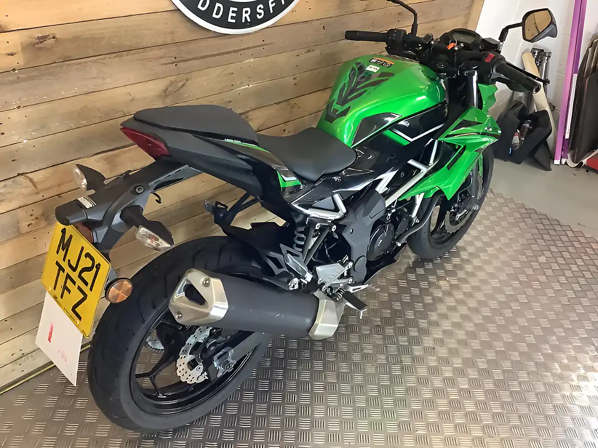 Used 2021 Kawasaki Z Supernaked Green - Interior and Exterior details 4