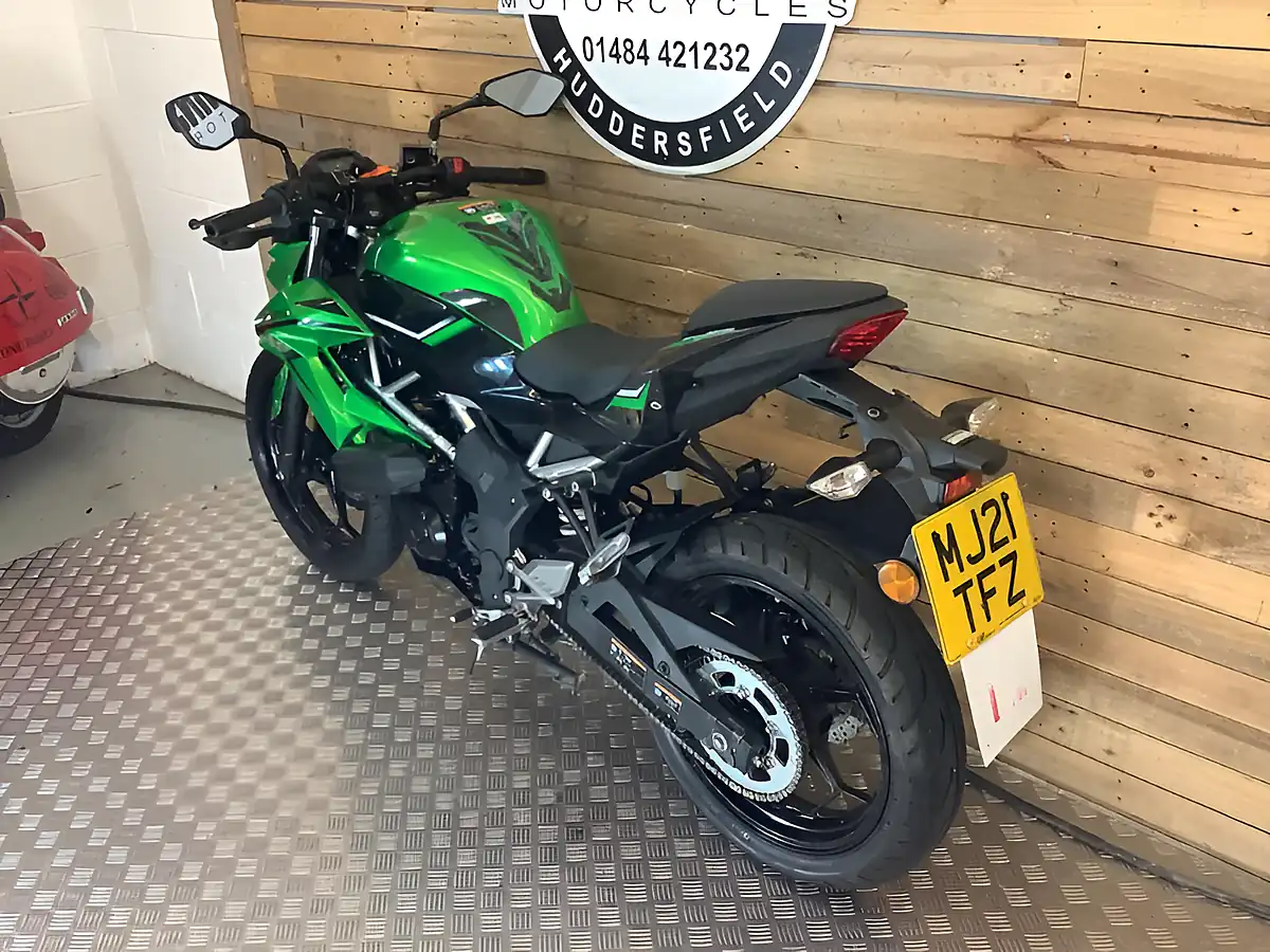 Used 2021 Kawasaki Z Supernaked Green - Interior and Exterior details 6
