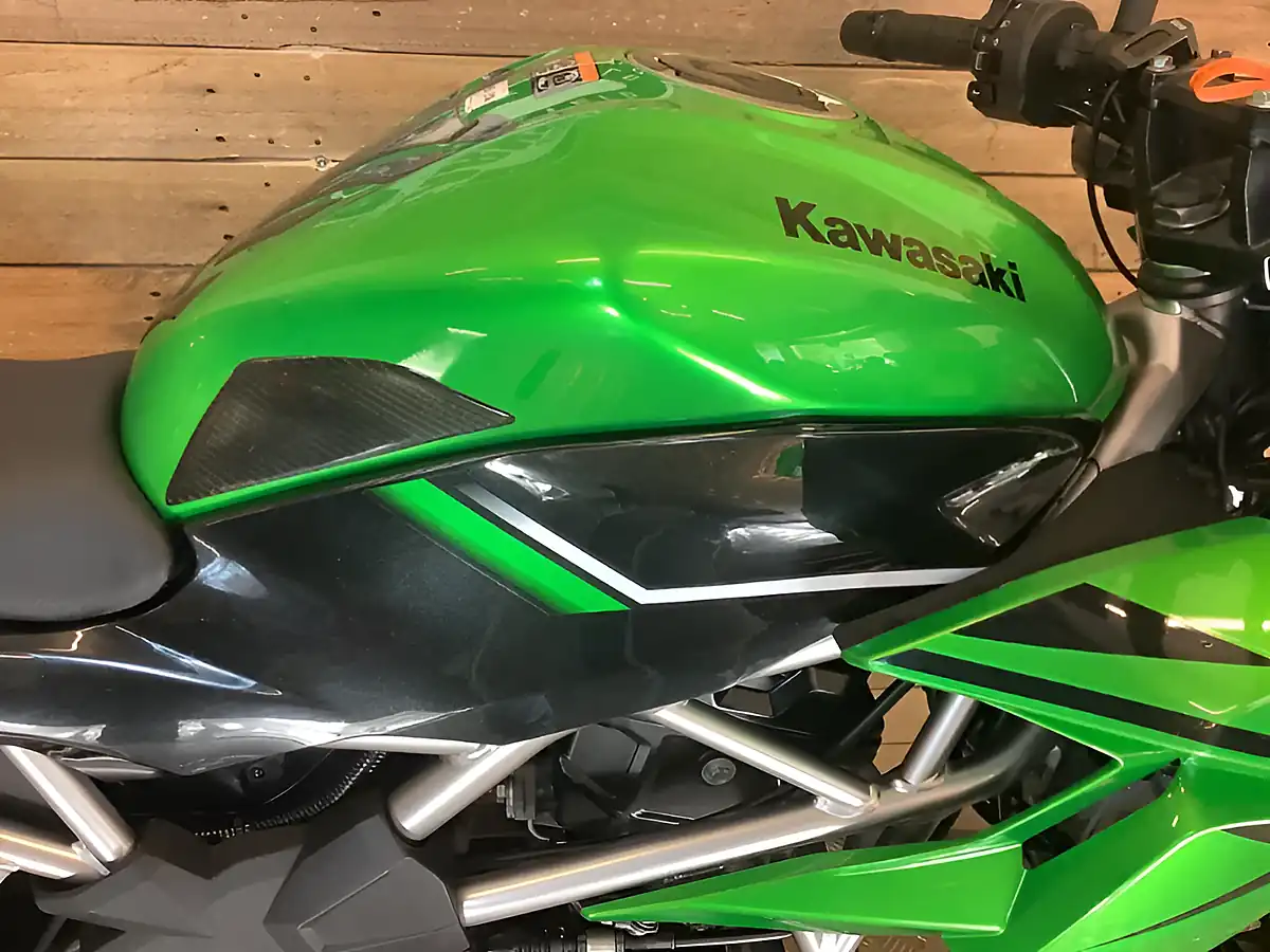 Used 2021 Kawasaki Z Supernaked Green - Interior and Exterior details 8