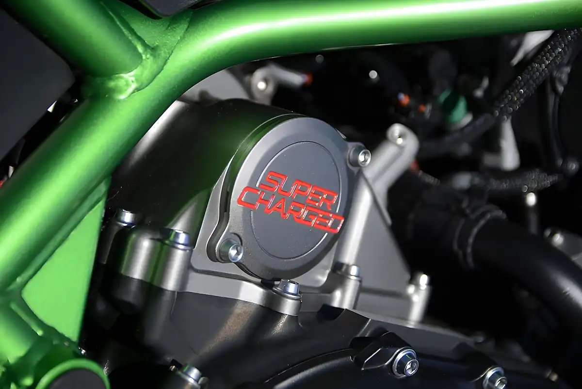 Used 2021 Kawasaki Z Supernaked Green - Interior and Exterior details 9
