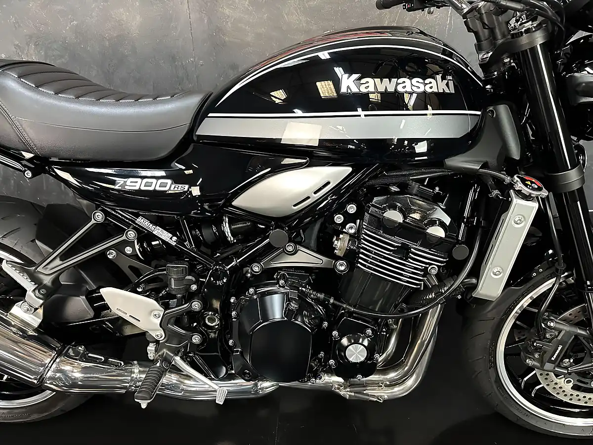 Used 2021 Kawasaki Z900 RS Modern Classic Black - Interior and Exterior details 8