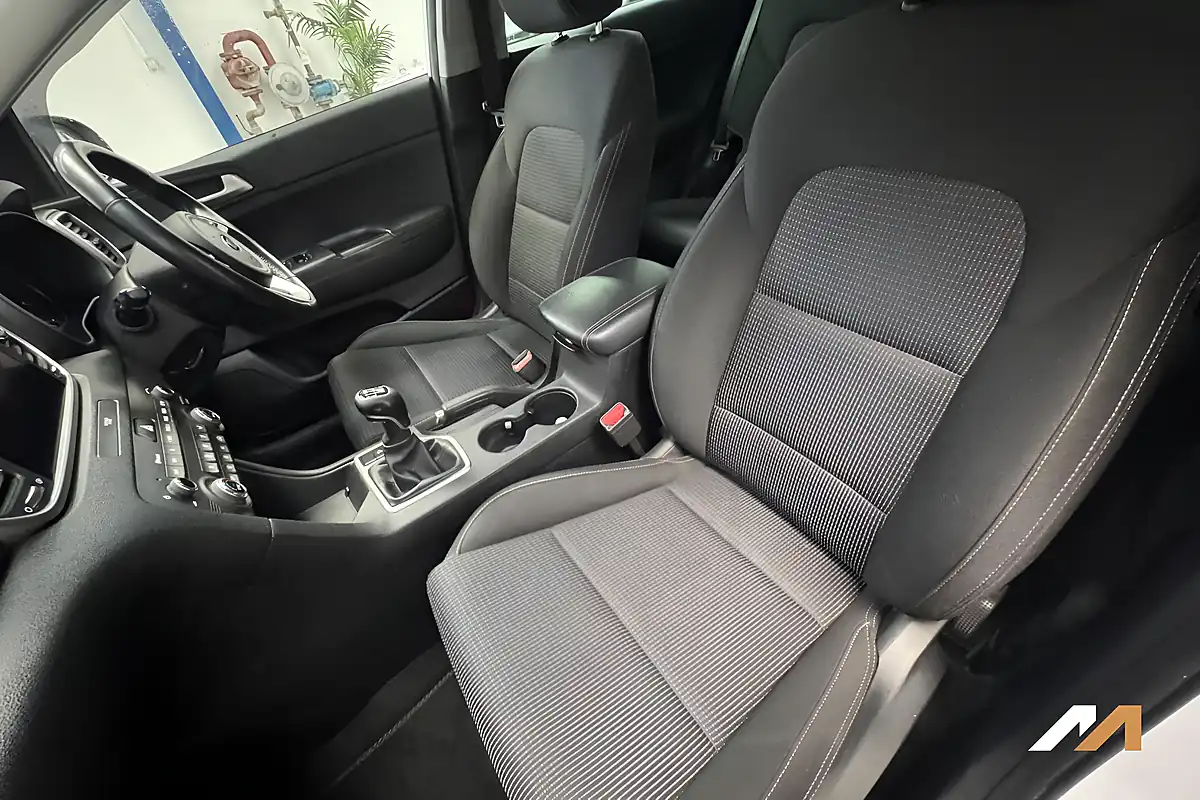 Used 2021 Kia Sportage 2 White - Interior and Exterior details 12