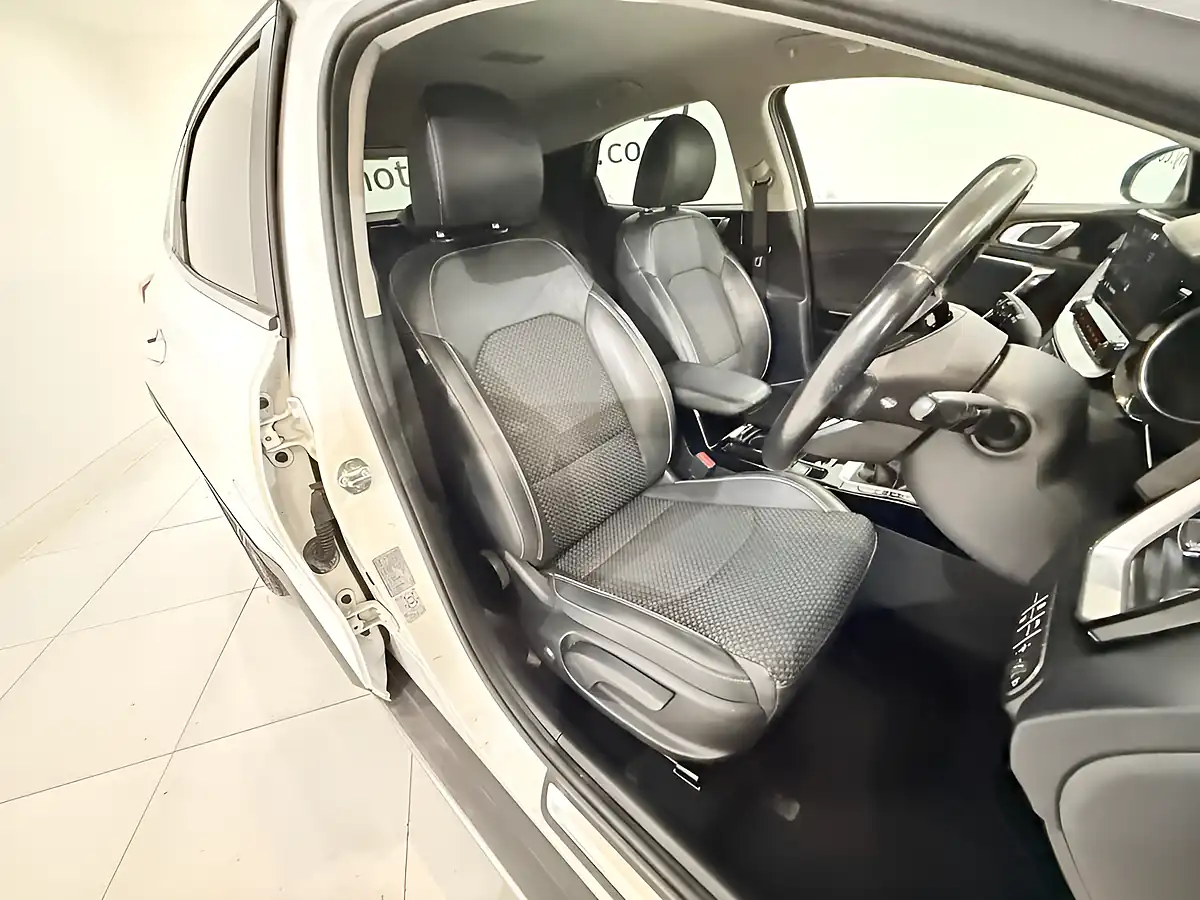 Used 2021 Kia Xceed 3 White - Interior and Exterior details 11
