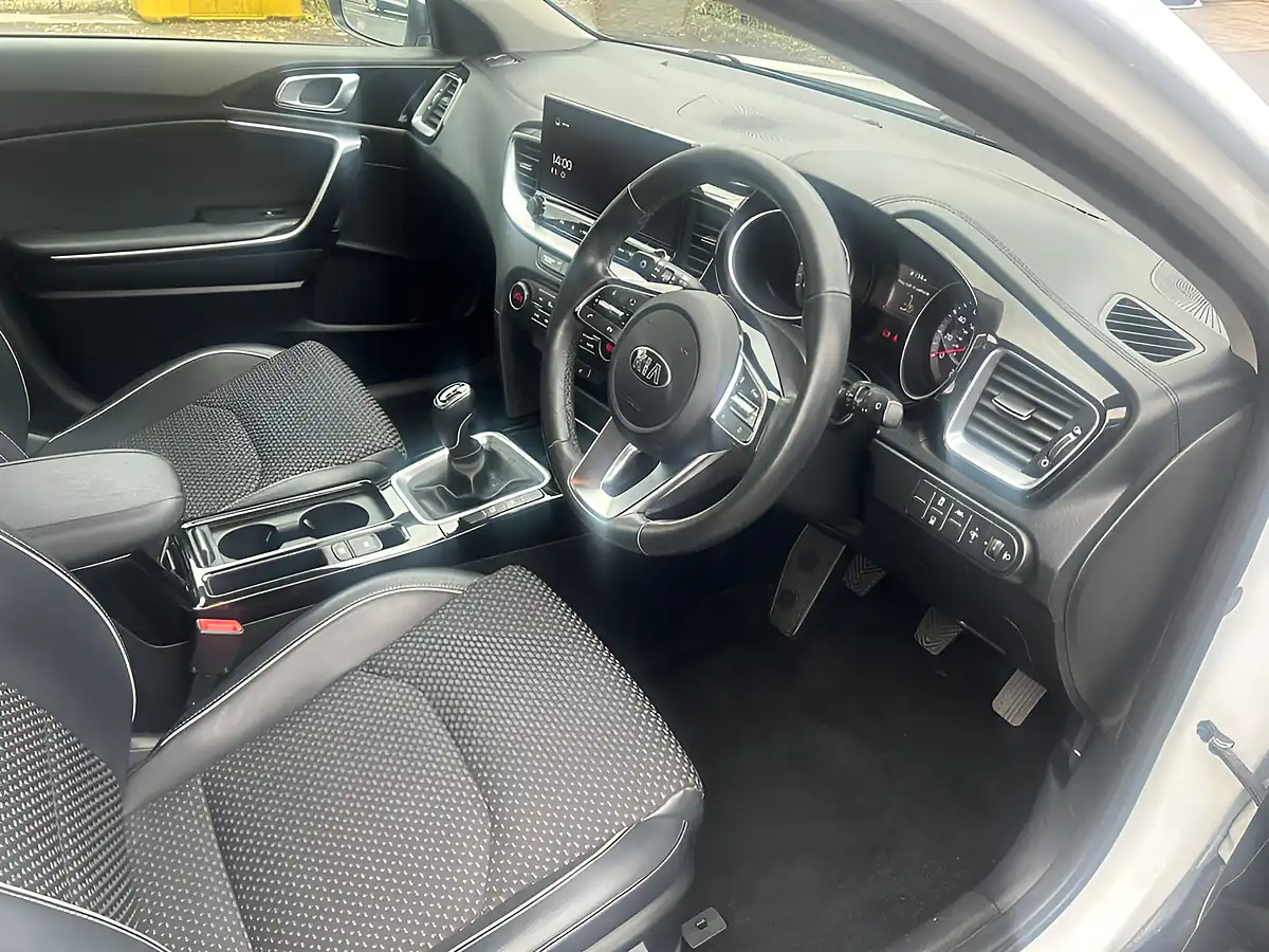Used 2021 Kia Xceed 3 White - Interior and Exterior details 8