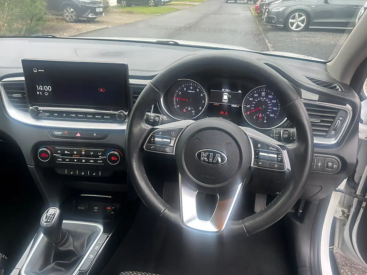 Used 2021 Kia Xceed 3 White - Interior and Exterior details 9