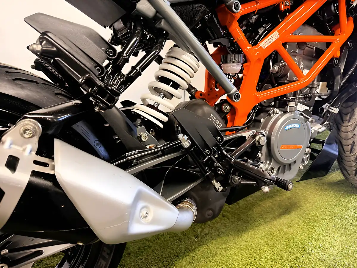 Used 2021 Ktm 125 Duke Naked Silver - Interior and Exterior details 6