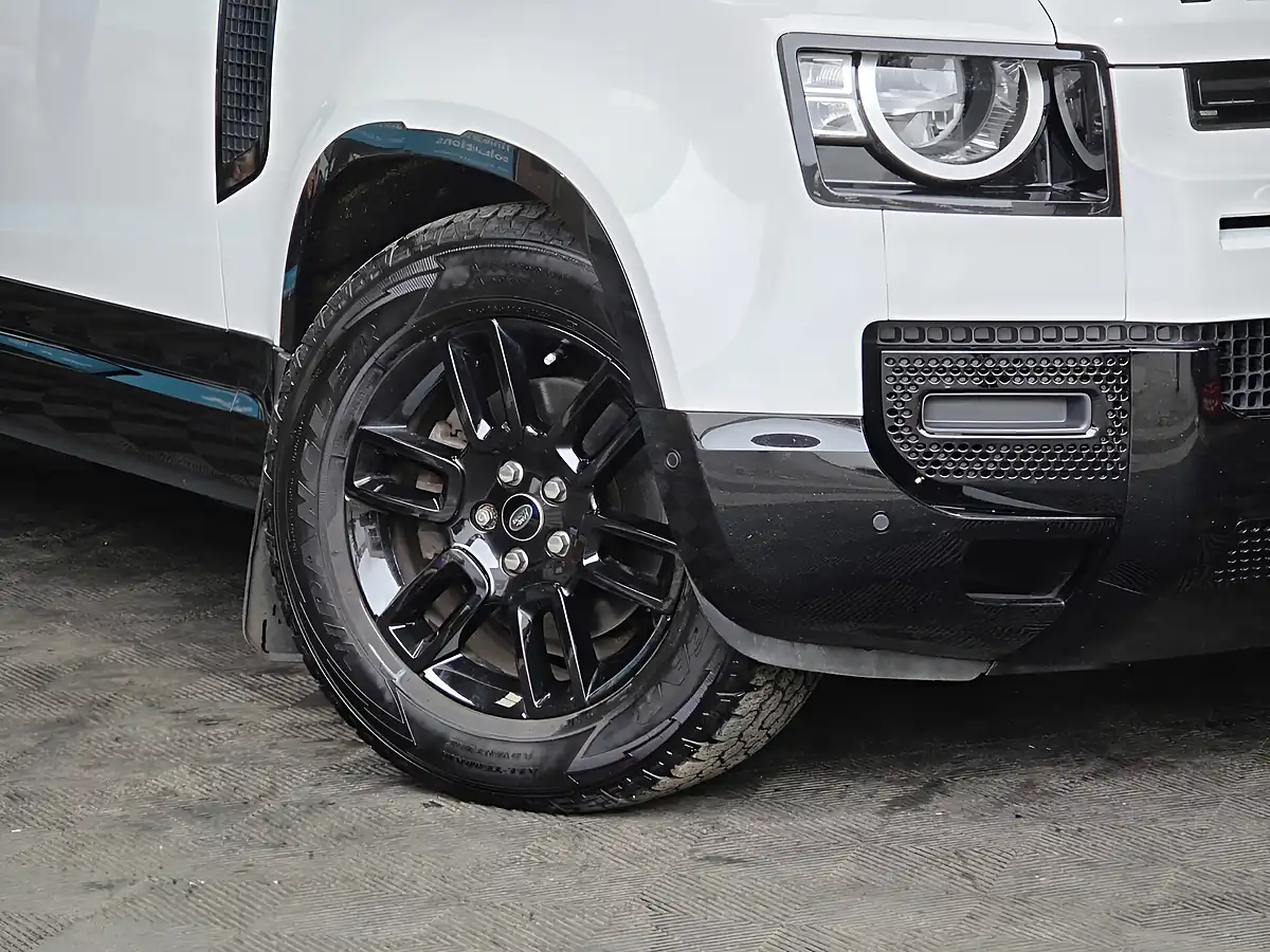 Used 2021 Land Rover Defender 110 X-Dynamic S White - Interior and Exterior details 8