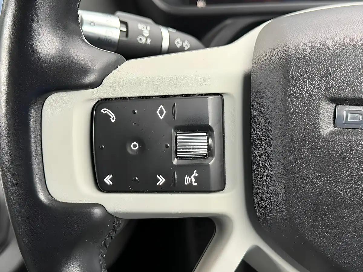 Used 2021 Land Rover Defender 90 First Edition Green - Interior and Exterior details 17