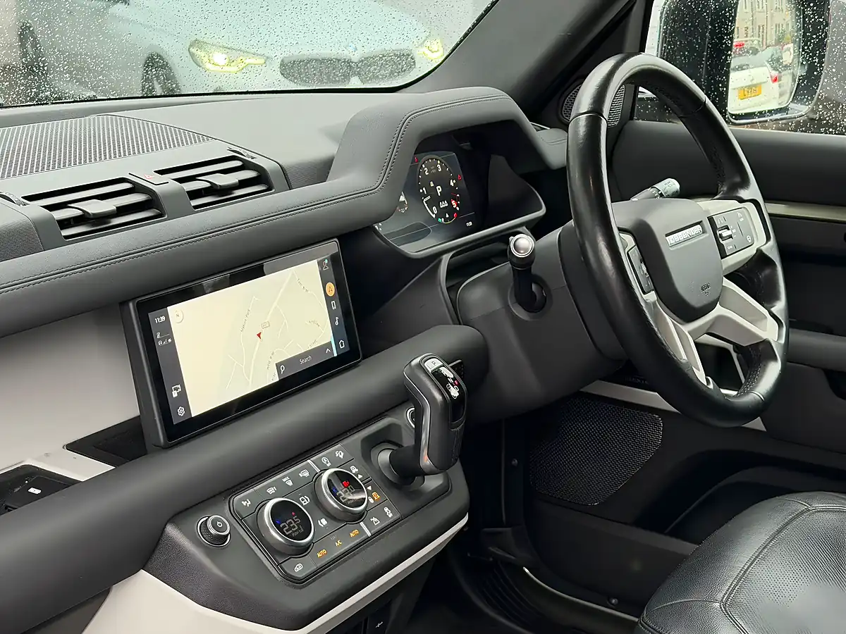 Used 2021 Land Rover Defender 90 First Edition Green - Interior and Exterior details 4