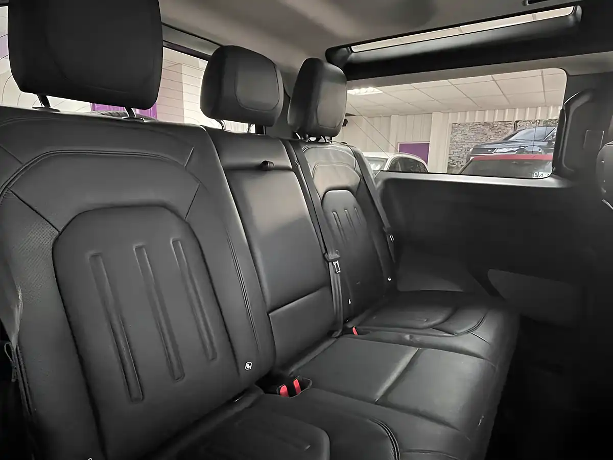 Used 2021 Land Rover Defender 90 Se Black - Interior and Exterior details 14