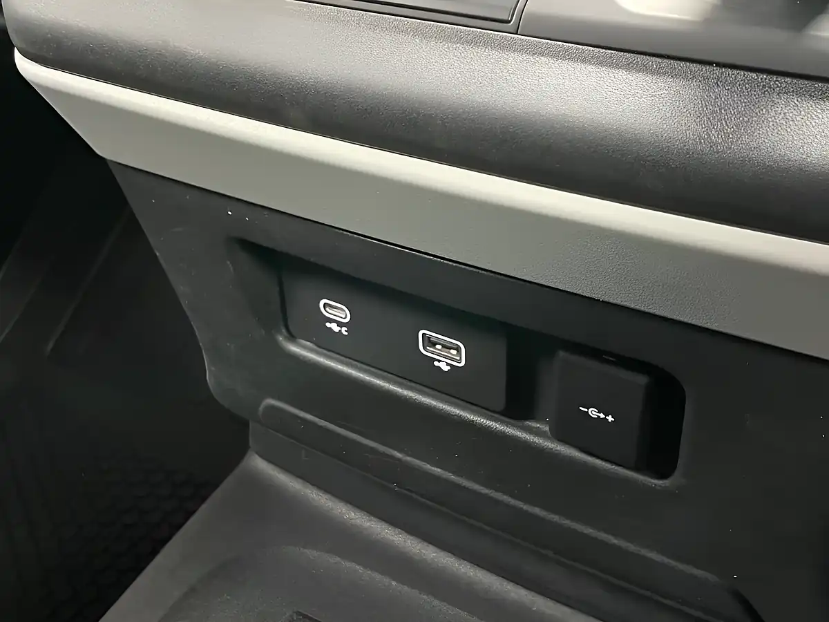 Used 2021 Land Rover Defender 90 Se Black - Interior and Exterior details 19