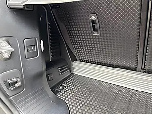 Used 2021 Land Rover Defender 90 Se Green - Interior and Exterior details 13