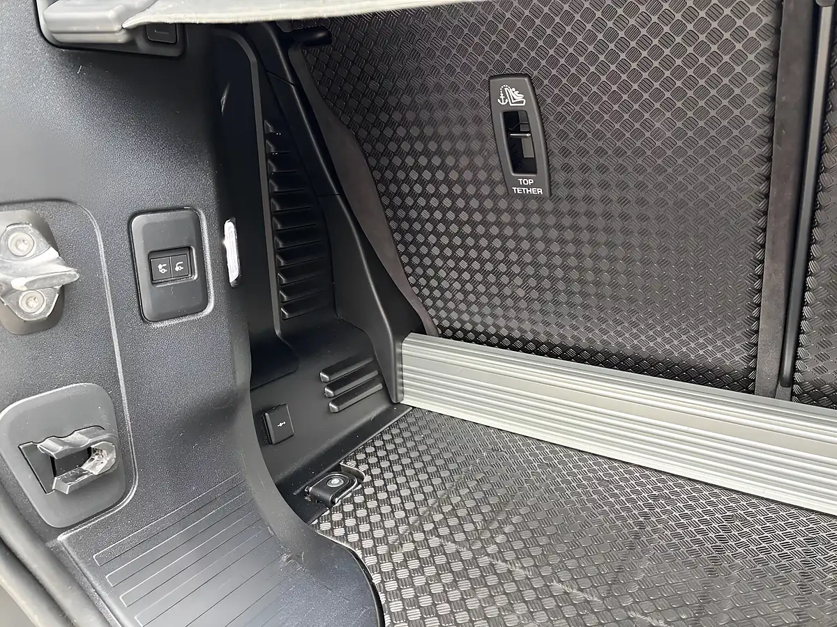 Used 2021 Land Rover Defender 90 Se Green - Interior and Exterior details 13