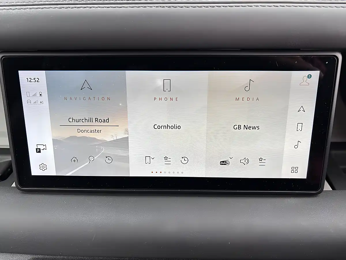 Used 2021 Land Rover Defender 90 Se Green - Interior and Exterior details 16