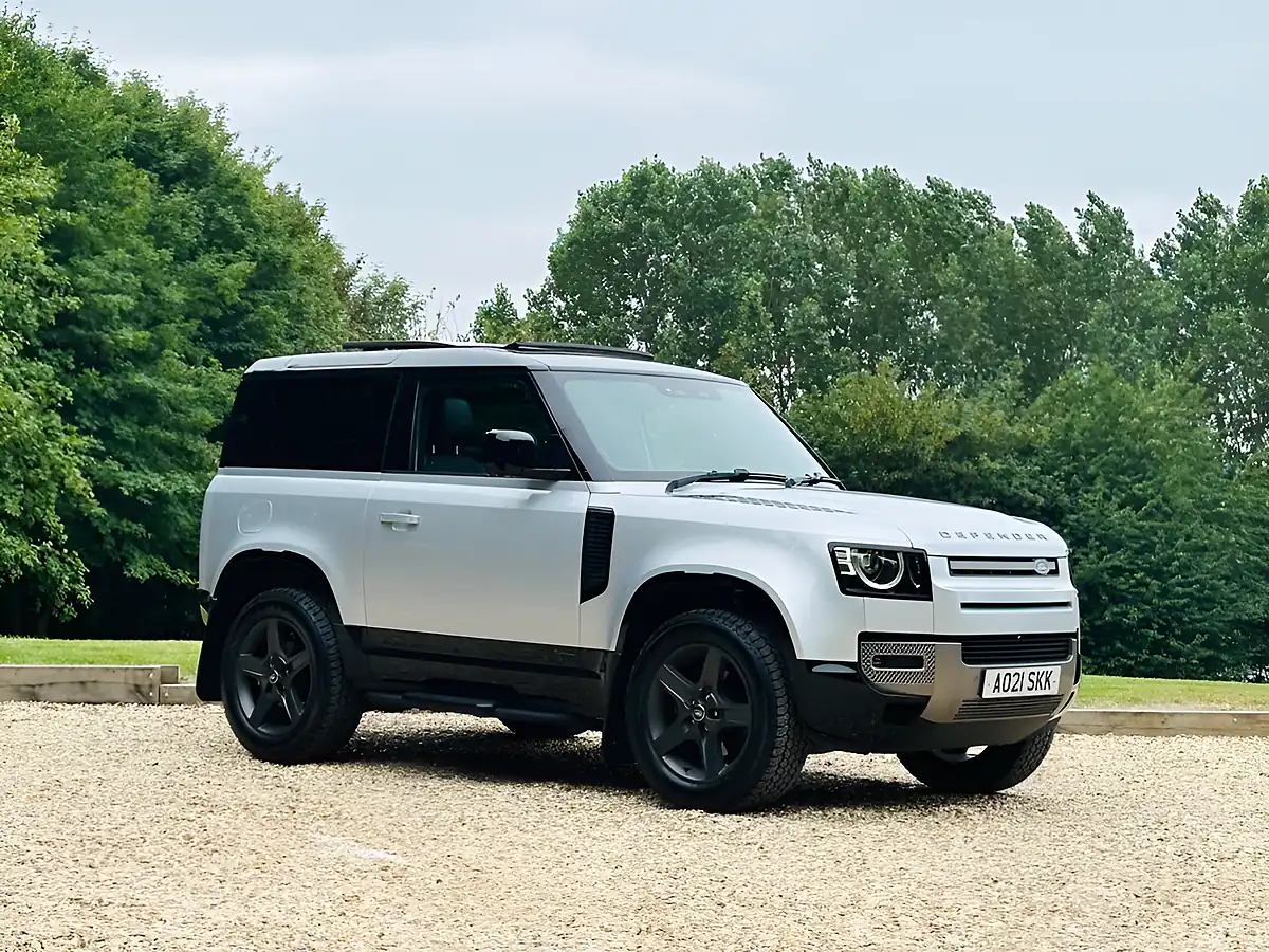 Used 2021 Land Rover Defender 90 X-Dynamic Se Hakuba Silver - Interior and Exterior details 11
