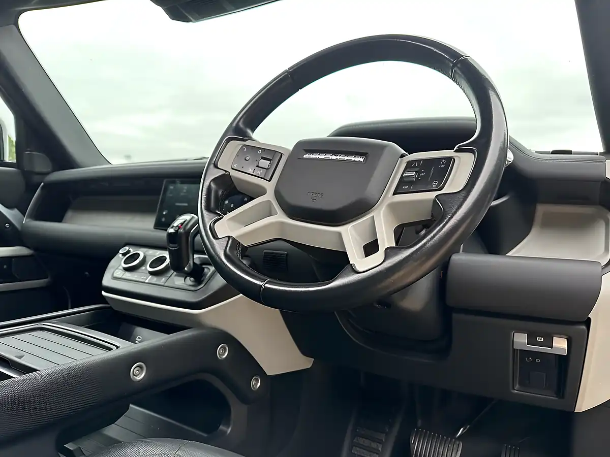 Used 2021 Land Rover Defender 90 X-Dynamic Se Hakuba Silver - Interior and Exterior details 13