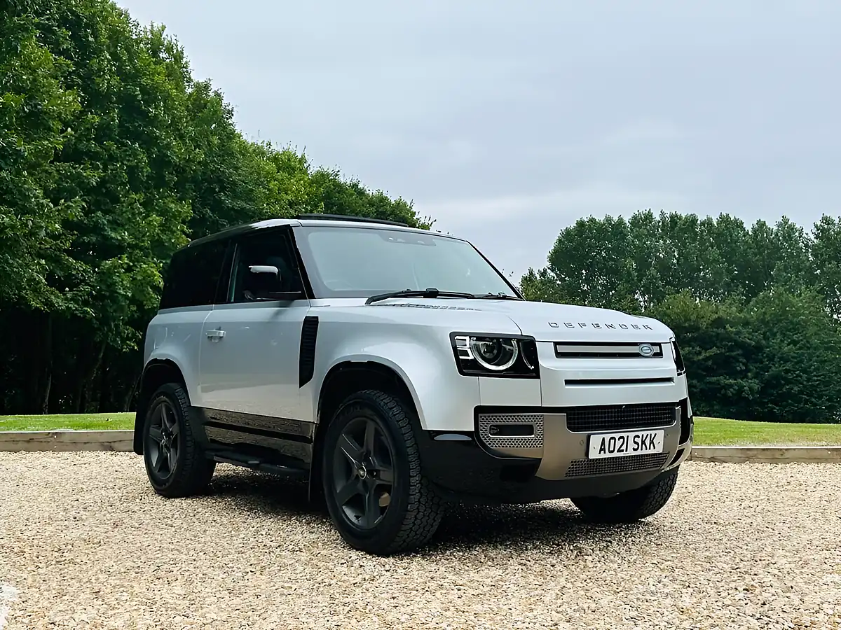 Used 2021 Land Rover Defender 90 X-Dynamic Se Hakuba Silver - Interior and Exterior details 14