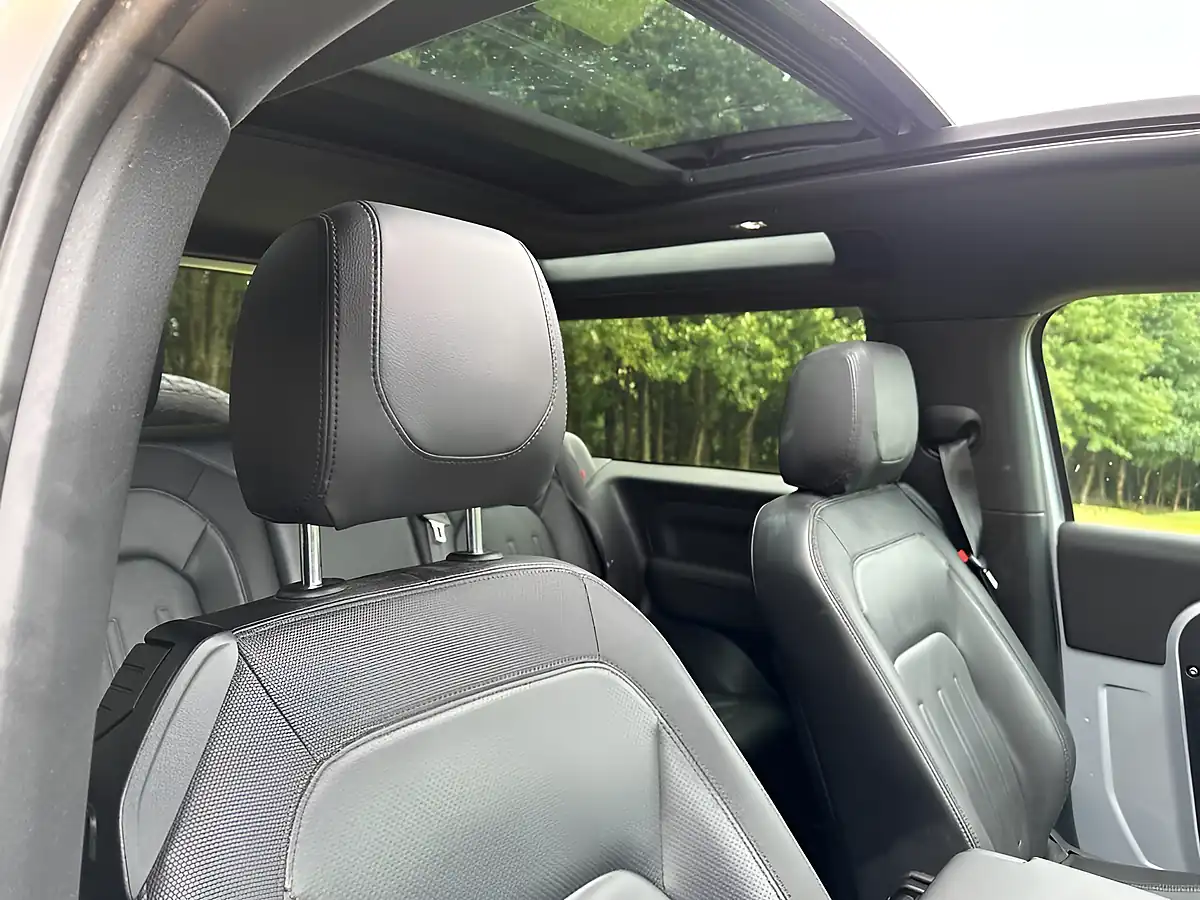 Used 2021 Land Rover Defender 90 X-Dynamic Se Hakuba Silver - Interior and Exterior details 15