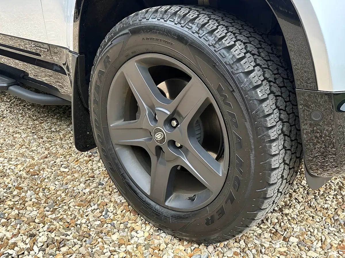 Used 2021 Land Rover Defender 90 X-Dynamic Se Hakuba Silver - Interior and Exterior details 16
