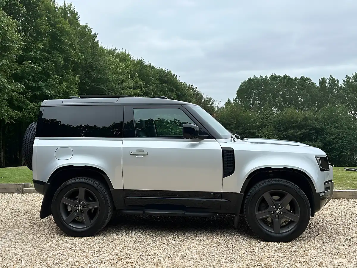 Used 2021 Land Rover Defender 90 X-Dynamic Se Hakuba Silver - Interior and Exterior details 19