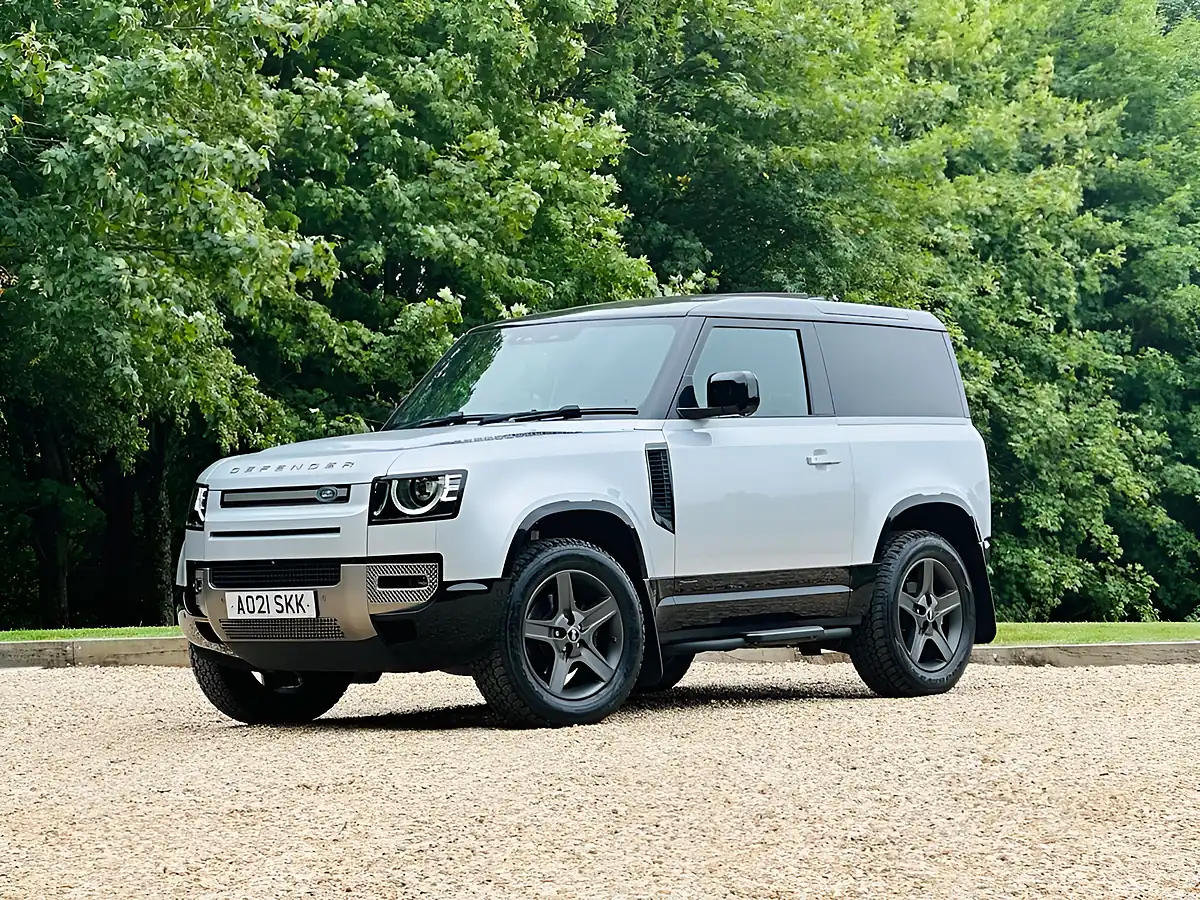 Used 2021 Land Rover Defender 90 X-Dynamic Se Hakuba Silver - Interior and Exterior details 4