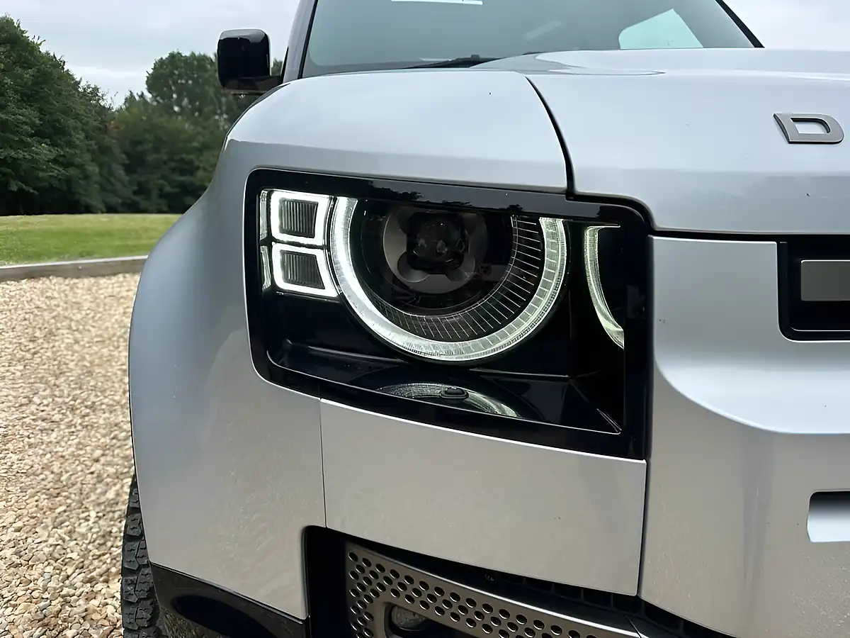 Used 2021 Land Rover Defender 90 X-Dynamic Se Hakuba Silver - Interior and Exterior details 6