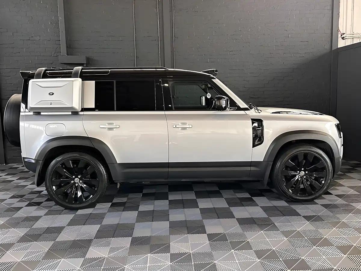 Used 2021 Land Rover Defender First Edition Hakuba Silver - Interior and Exterior details 5
